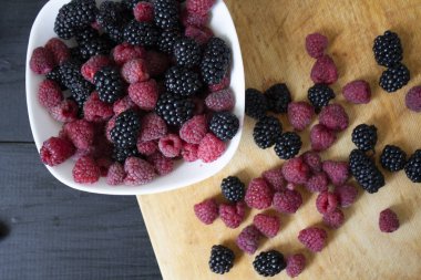 Böğürtlenler yakın çekim. Yukarıdan görüntüleyin. Siyah ve kırmızı meyveler. Olgun r