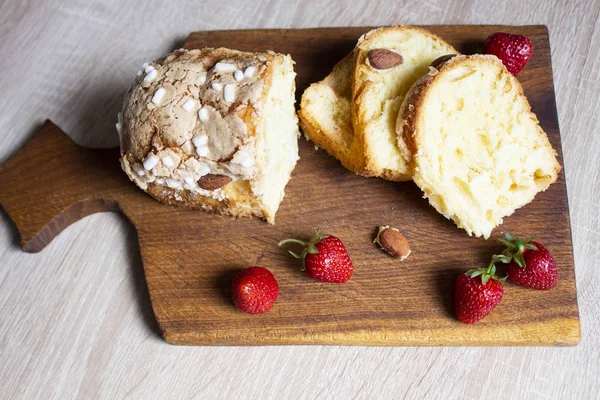 çilek ve badem ve sıcak çikolata st ile berry tatlı