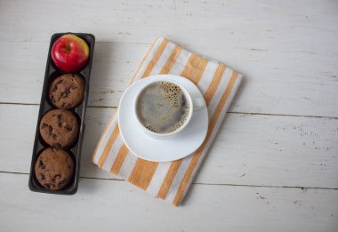 Sıcak kahve fincanı. ahşap masa arka plan üzerinde güçlü kahve. Taze 