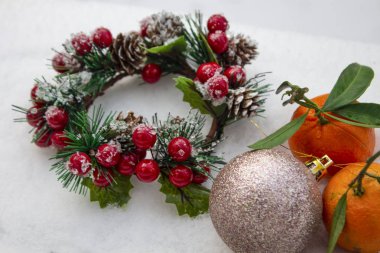 Beyaz üzerine kırmızı böğürtlenli çelenk çerçevesi. Noel çelengi