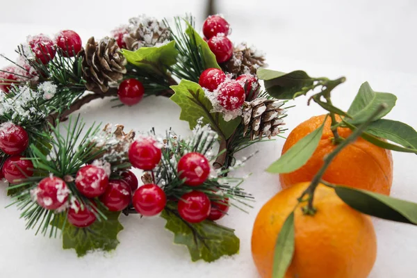 Ghirlanda di Natale, mandarini, cibo natalizio sulla neve. Cristo santo! — Foto Stock