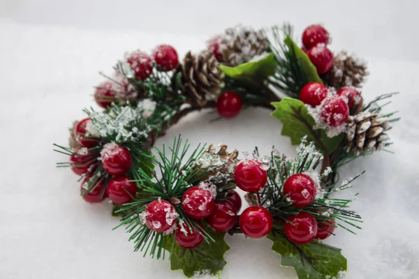 Cadre de couronne avec des baies rouges isolées sur blanc. Couronne de Noël — Photo