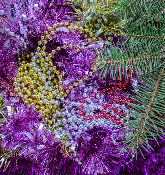 La decorazione di anno nuovo. Un ramo di abete rosso verde . — Foto Stock