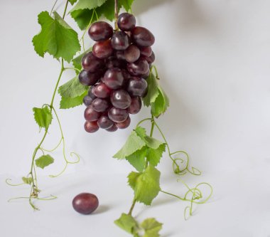 Ahşap bir arka planda taze olgun kırmızı üzümler. Eskiler