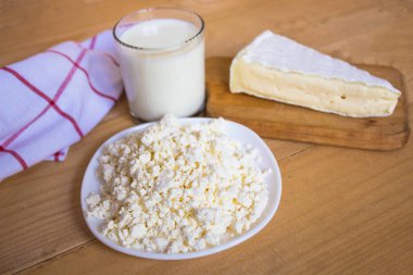 Süzme peynir, Protein ve protein besin. süzme peynir. Ev yapımı beyaz peynir. Tahtada peynir, süt. kopyalama alanı. 