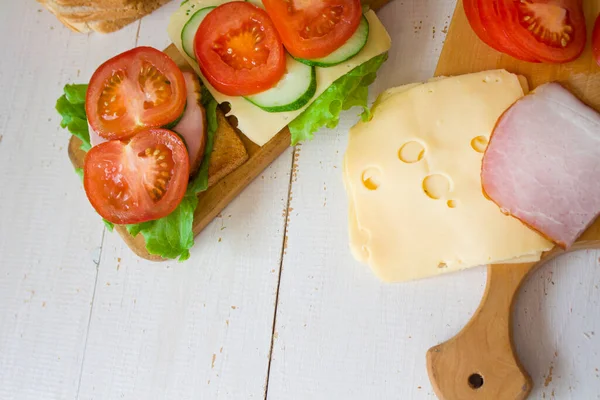 奶酪和火腿烤面包 西红柿和蔬菜 健康饮食的概念 班纳版权空间 — 图库照片