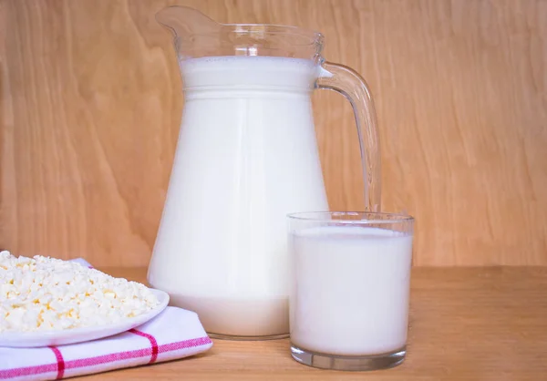 Leckere Frische Milch Auf Einem Hölzernen Hintergrund Karaffe Mit Milch — Stockfoto