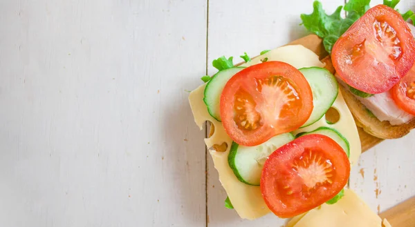 Φρυγανιές Τυρί Και Ντομάτες Και Χόρτα Υγιεινή Διατροφική Έννοια Μπάνερ — Φωτογραφία Αρχείου