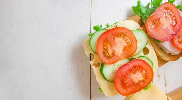 Toasts Fromage Tomates Légumes Verts Concept Saine Alimentation Bannière Copyspace — Photo