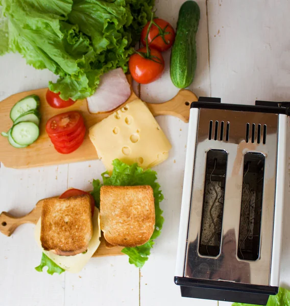 三明治 西红柿和火腿 把三明治放在木板上 烤面包机从上面看版权空间 — 图库照片