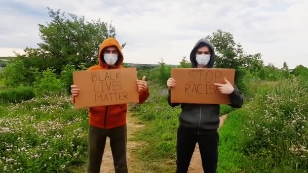 黑人的生命很重要停止种族主义 所有的生命都很重要男人们站在那里张贴海报 — 图库视频影像