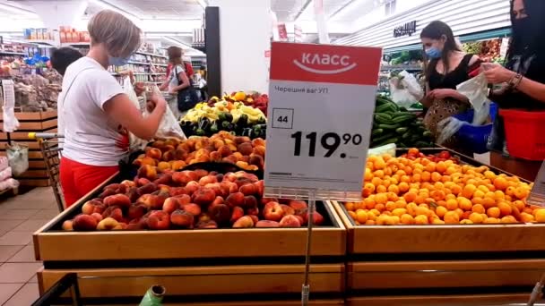 Supermercato Donna Sceglie Pesche Comprare Frutta Negozio — Video Stock