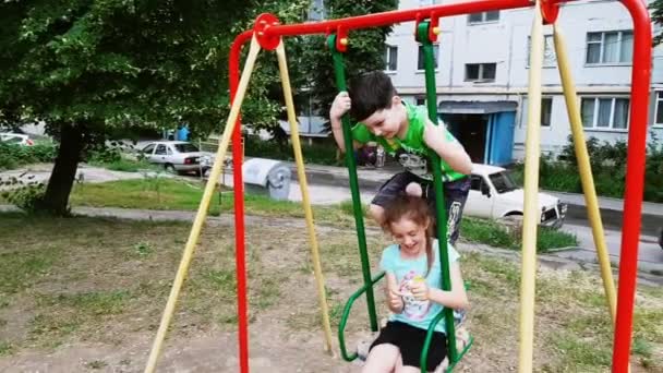 Ralenti Garçon Fille Sur Une Balançoire Aire Jeux Les Enfants — Video