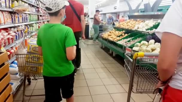 Supermarkt Ein Junge Geht Und Tanzt Einem Geschäft — Stockvideo