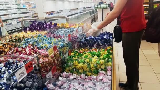 Supermarkt Ein Mann Sucht Sich Süßigkeiten Aus Süßigkeiten Einer Tüte — Stockvideo