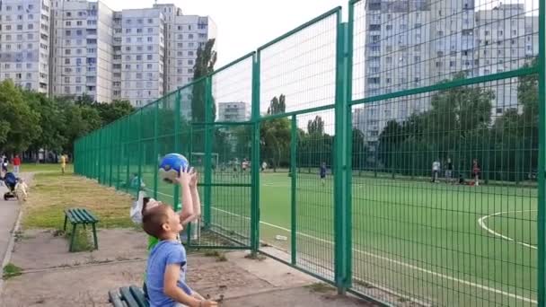 Повільний Рух Хлопці Грають Ячами Футбольне Поле — стокове відео
