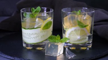 Taze soğuk içecek. Naneli limon aparkatı. Buz gibi içecek. İçki buzlu bir bardağa dökülüyor..