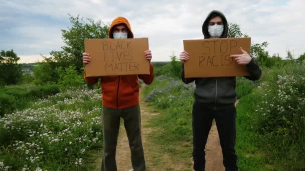 Masked Män Med Kartong Affisch Sina Händer Med Inskriptionen Stop — Stockvideo