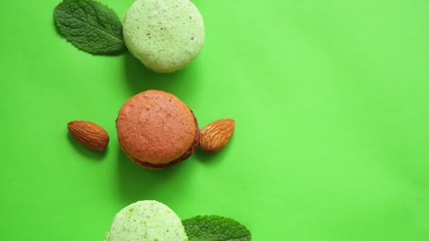 Makronen Schokoladenmakronen Auf Grünem Hintergrund Mit Minze Mandeln Der Nähe — Stockvideo