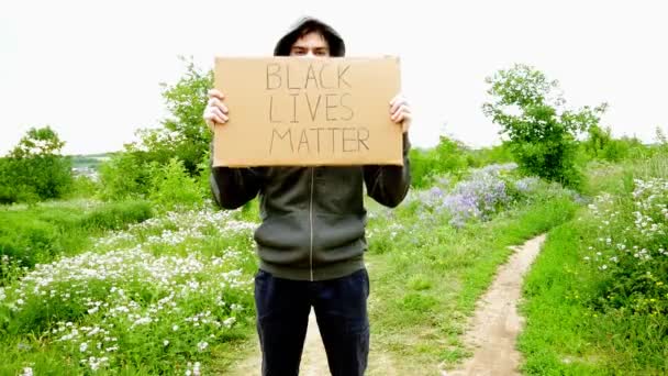 Jeune Homme Masqué Avec Une Affiche Carton Dans Les Mains — Video