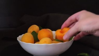 Taze kayısılar. Koyu arkaplanlı kayısı tabağı