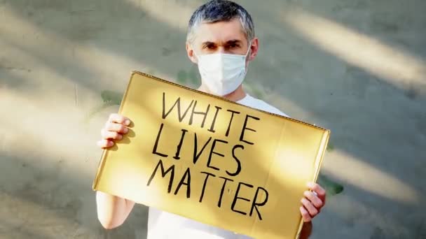 Сіроволоса Людина Масці Картонним Плакатом Руках Написом White Lifes Matter — стокове відео