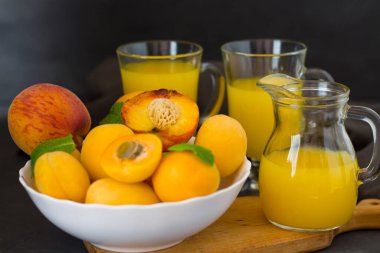 Taze meyve. Sağlıklı yiyecekler. Karışık meyve, kayısı ve şeftali. Eski ahşap bir masada çeşitli meyvelerin stüdyo fotoğrafçılığı. Organik sağlıklı meyve çeşitleri. Taze meyve çeşitleri. Taze meyve suyu. Meyve yemeği geçmişi. metin için yer