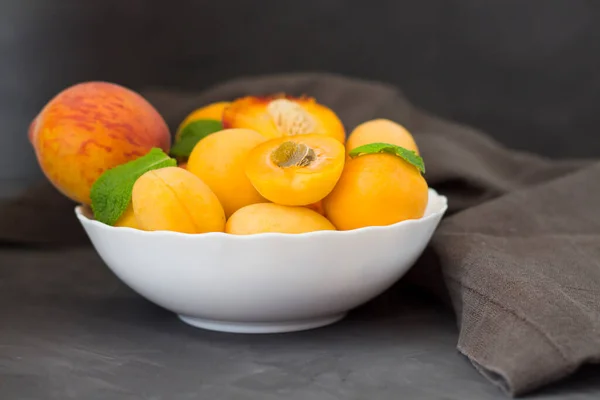 Frische Früchte Gesunde Ernährung Gemischte Früchte Aprikosen Und Pfirsiche Studioaufnahmen — Stockfoto