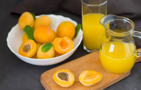 Apricots White Plate Apricot Juice Apricots Wooden Board Dark Background — Stock Photo, Image