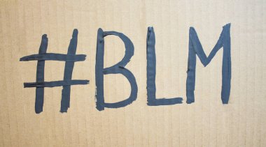 #Kartondaki protesto için BLM Metin mesajı. Irkçılığı bırak. Polis şiddeti. Sancak tasarımı konsepti.