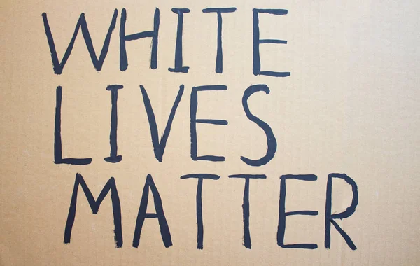 Beyazların yaşamları önemlidir. Kartondaki protesto için kısa mesaj. Irkçılığı bırak. Polis şiddeti. Sancak Tasarımı konsepti.