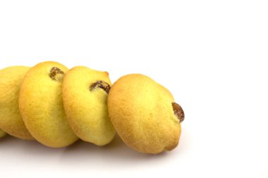 Bisküvi. Arkaplan dokusu. Bisküvi bisküvisi çay desenli kurabiye desenli kurabiye deseni. Arka plan olarak çıtır çıtır. Kuru üzüm ve çikolata parçacıkları. kopyalama alanı