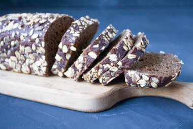 Ekmek siyahtır. Ekmek dilimleri. Narzen ekmeği. Ekmek ağacı. Masada ekmek var. Arka plan için ekmek. Kahvaltı için ekmek. Fırın ekmeği. Ekmek pişirme