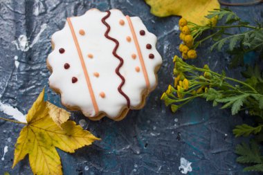 Sonbahar hala hayattır. Arka planda akçaağaç yapraklı çiçekler. Sonbahar mevsimsel arka planı. Soyut bir arka planda zencefilli ekmek ve yapraklar. Şükran Günü. Kopyalama alanı.