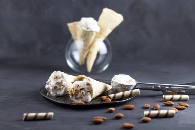 Dondurma arka planında dondurma. Tatlı olarak taze dondurma. Almo