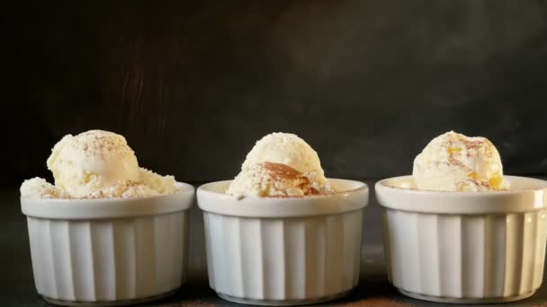 カップに3つのアイスクリームボールの背景 デザート用のフレッシュアイスクリーム 暗い背景のアイスクリーム — ストック動画