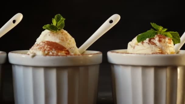 カップに3つのアイスクリームボールの背景 デザート用のフレッシュアイスクリーム 暗い背景のアイスクリーム — ストック動画