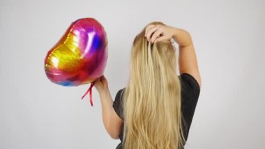 Beyaz saçlı kız balon kalpli. Sevgililer Günü konsepti. Sevgililer günü kartı, sevgililer günü, afişler, kartpostallar, kopyalanmış uzay