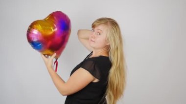 Beyaz saçlı kız balon kalpli. Sevgililer Günü konsepti. Sevgililer günü kartı, sevgililer günü, afişler, kartpostallar, kopyalanmış uzay