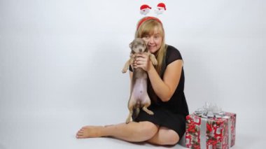 Aileyle Noel tatili. Noel Baba kızı. Noel hediyesi. Elinde bir köpekle Noel çizmesi tutan bir kız. tatil hediyesi