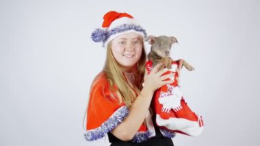 Aileyle Noel tatili. Noel Baba kızı. Noel hediyesi. Elinde bir köpekle Noel çizmesi tutan bir kız. tatil hediyesi