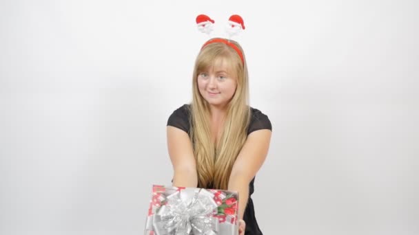 Retrato Uma Menina Com Cabelo Branco Menina Segurandoum Presente Natal — Vídeo de Stock