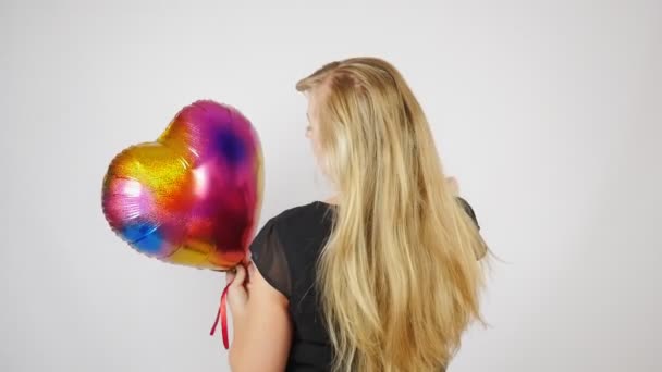 Chica Con Pelo Blanco Sostiene Corazón Globo Concepto San Valentín — Vídeo de stock