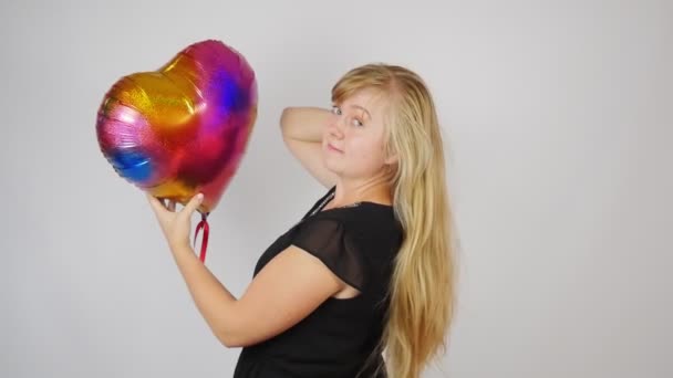 白头发的女孩拿着一颗气球心脏 情人节的概念情人节 情人节卡片 情人节 明信片 版权所有 — 图库视频影像