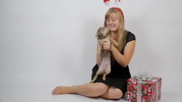 Święta Bożego Narodzenia Rodziną Mikołajowa Dziewczyna Prezent Świąteczny Dziewczyna Trzymająca — Wideo stockowe