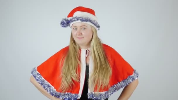 Santa Claus Dziewczyna Czerwonym Garniturze Boże Narodzenie Białym Tle Mikołajowa — Wideo stockowe
