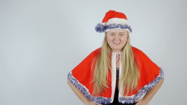 Santa Claus Dziewczyna Czerwonym Garniturze Boże Narodzenie Białym Tle Mikołajowa — Wideo stockowe