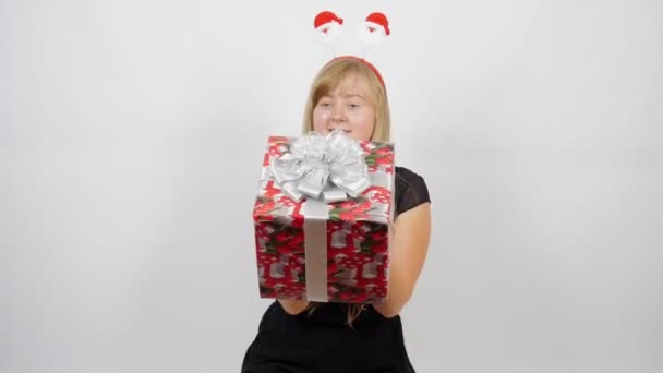 Święta Bożego Narodzenia Rodziną Mikołajowa Dziewczyna Trzyma Prezent Prezent Świąteczny — Wideo stockowe