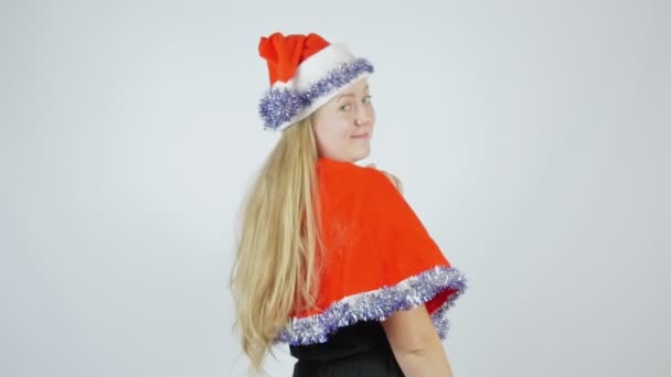 白い背景のクリスマスのための赤いスーツのサンタクロースの女の子 サンタの女の子ポーズと笑顔 クリスマスに奇跡を待っている — ストック動画