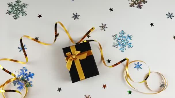 Natale Sfondo Vacanza Scatola Marrone Con Nastro Oro Capodanno Natale — Video Stock